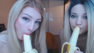 Lindas loiras lésbicas chupando banana
